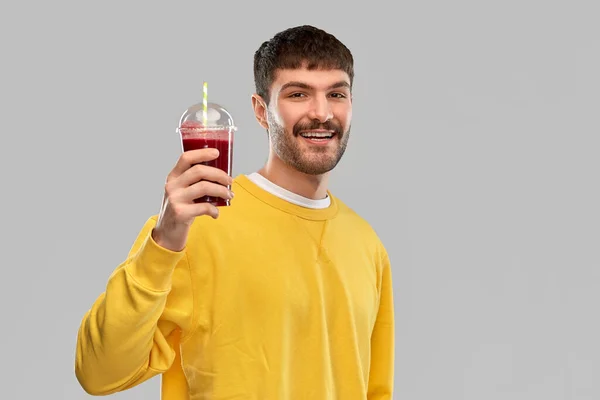 Homem feliz com suco de tomate em taça takeaway — Fotografia de Stock