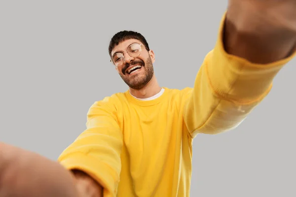 Joven feliz en sudadera amarilla haciendo selfie —  Fotos de Stock