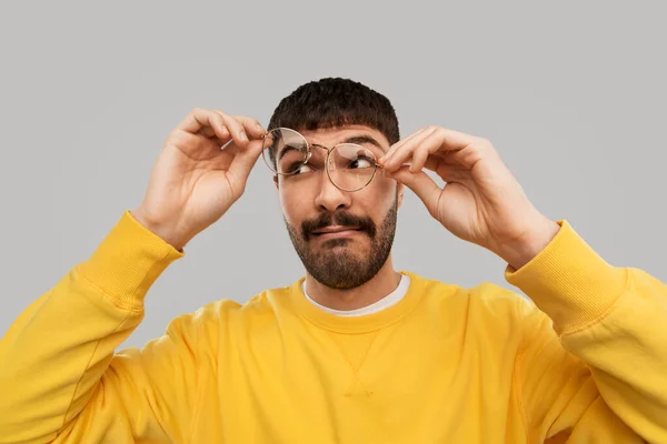 Pippo giovane uomo in occhiali e felpa gialla — Foto Stock