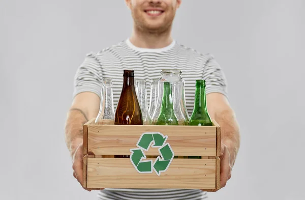 Mosolygó fiatalember válogatás üveg hulladék — Stock Fotó