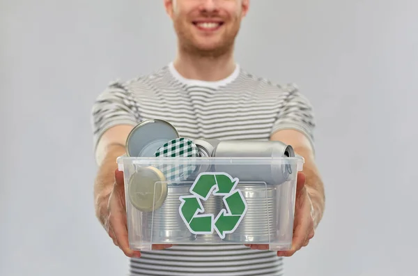 Lächelnder junger Mann beim Sortieren metallischer Abfälle — Stockfoto