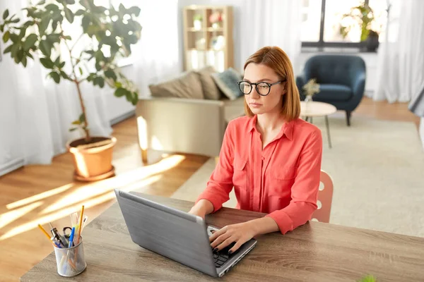Žena s notebookem pracuje v domácí kanceláři — Stock fotografie