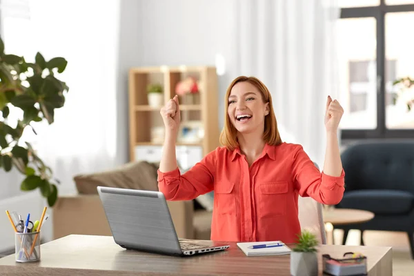 Šťastná žena s notebookem pracuje v domácí kanceláři — Stock fotografie