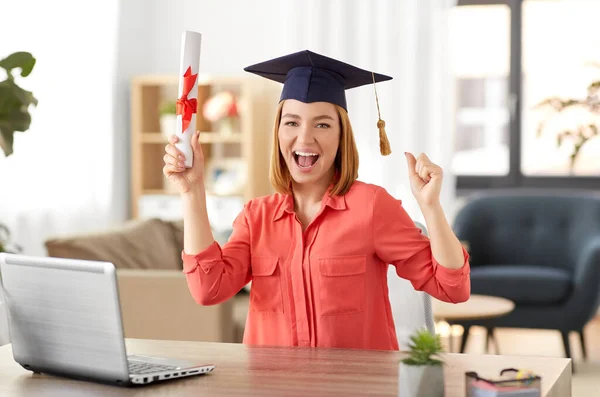 Studente donna con computer portatile e diploma a casa — Foto Stock