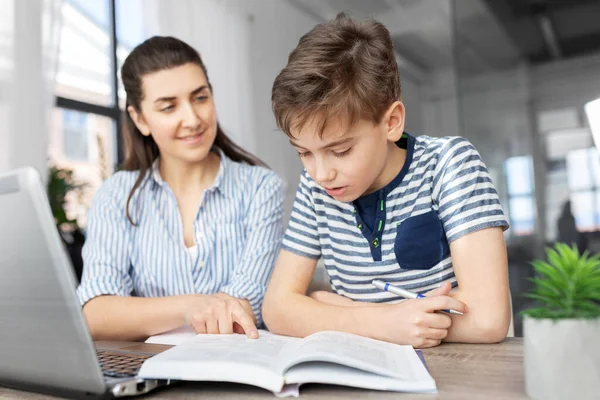 Mor och son gör läxor tillsammans — Stockfoto