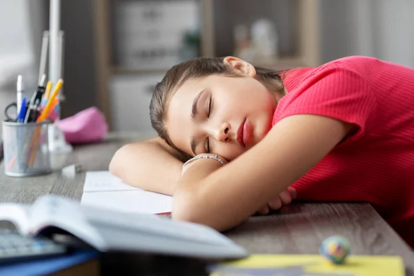 Trött student flicka sover på bordet hemma — Stockfoto