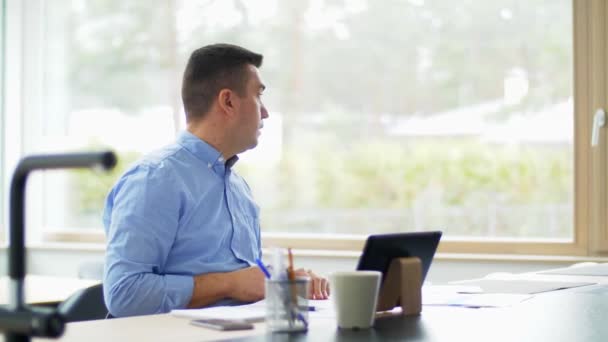 Stressed man with tablet pc working at home office — Stock Video