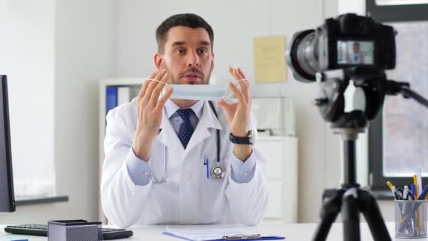 病院でマスク記録ビデオブログを持つ医師 — ストック動画