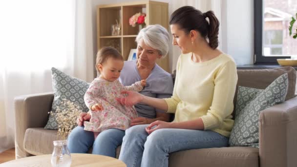 Mor, dotter och mormor på soffa hemma — Stockvideo