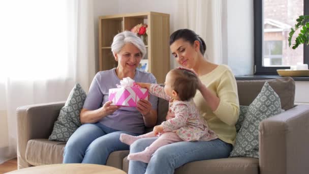 Madre e hija dando regalo a la abuela — Vídeos de Stock