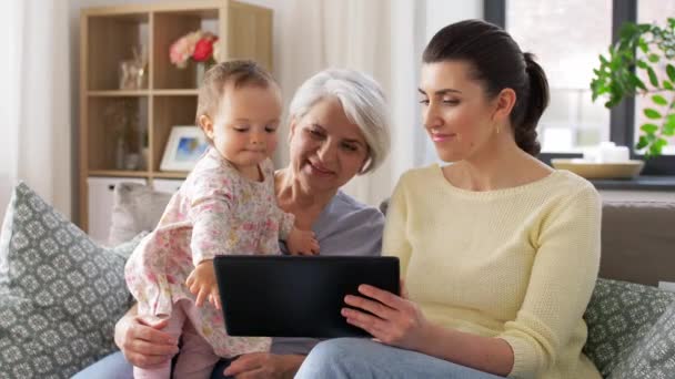 Mother, daughter and grandma with tablet pc — Stock Video