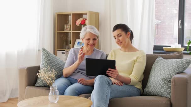 Filha e mãe ter chamada de vídeo no tablet pc — Vídeo de Stock