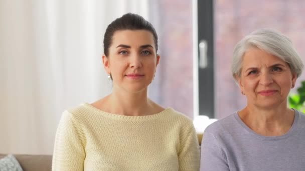 Mère aînée avec fille adulte étreignant à la maison — Video