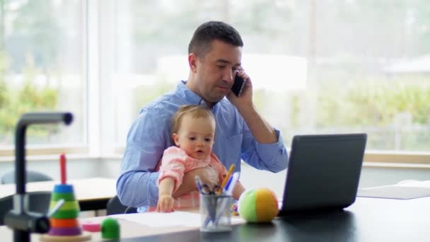 Pappa med barnet ringer på telefon på hemmakontoret — Stockvideo