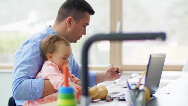 Otec s dítětem pracuje na notebooku v domácí kanceláři — Stock video