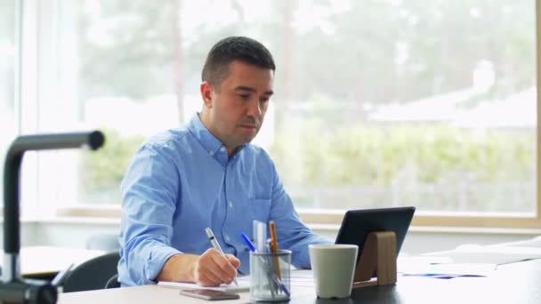 Muž s tabletem PC pracuje na domácí kanceláři — Stock video