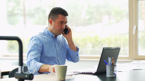 Muž volá na smartphone v domácí kanceláři — Stock video