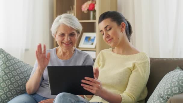 Filha e mãe ter chamada de vídeo no tablet pc — Vídeo de Stock