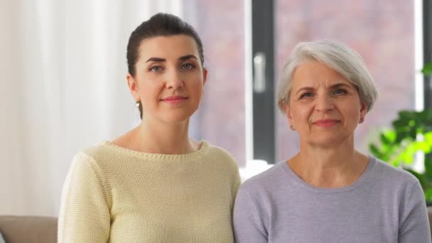 Mère aînée avec fille adulte étreignant à la maison — Video