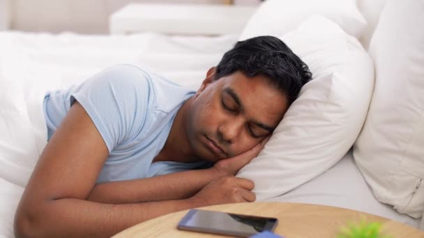 Indian man plötsligt vaknar och tittar på telefonen — Stockvideo