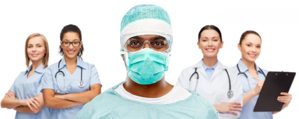 Medico o chirurgo indiano e operatori sanitari — Foto Stock