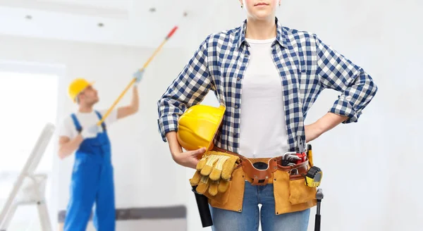 Mujer o constructor con casco y herramientas de trabajo — Foto de Stock