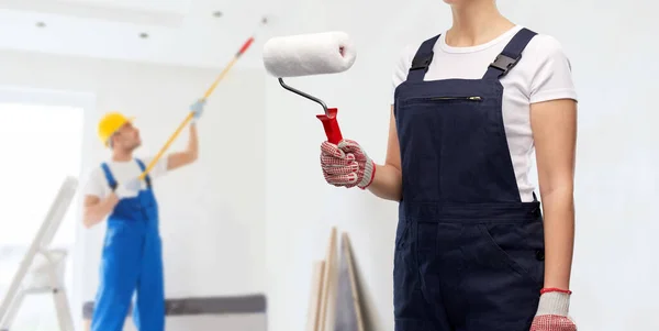 Close up of painter or builder with paint roller — Stock Photo, Image