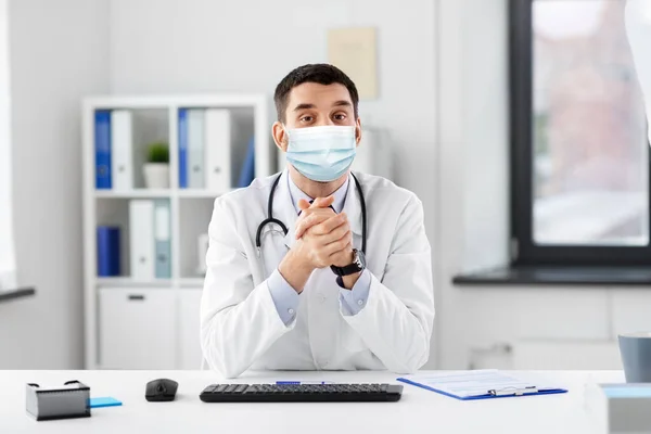 Męski lekarz prowadzący wideokonferencję w szpitalu — Zdjęcie stockowe