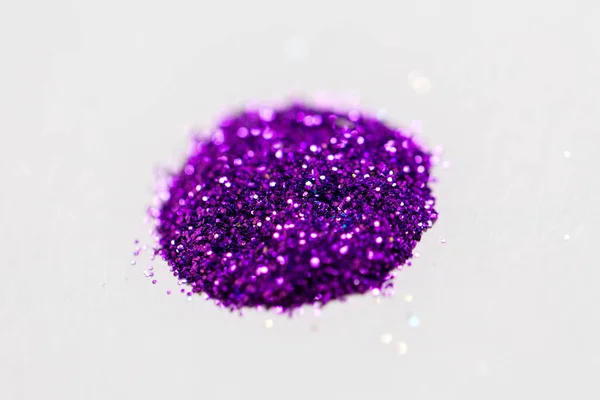 Violett glitter på vit bakgrund — Stockfoto