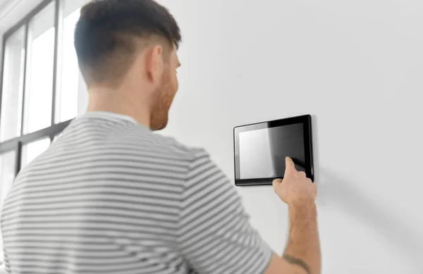 Férfi nézi tabletta számítógép intelligens otthon — Stock Fotó