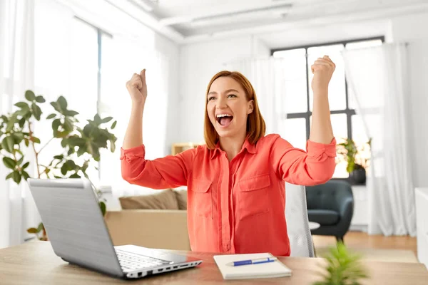 Happy woman with laptop working at home office — Stock Photo, Image