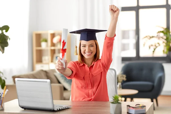 Diák nő laptop és diploma otthon — Stock Fotó
