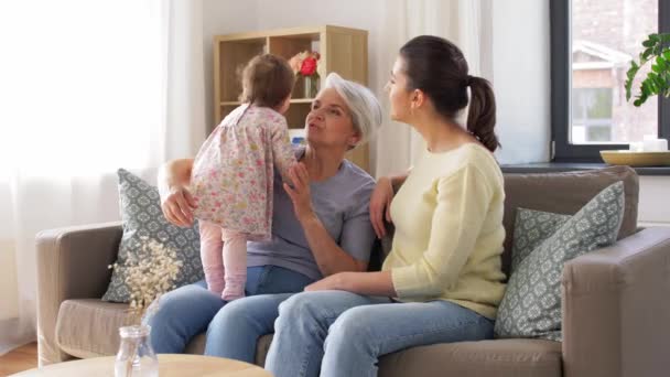 Matka, dcera a babička na pohovce doma — Stock video