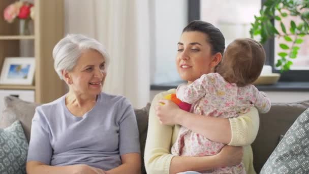 Mamma, figlia e nonna sul divano di casa — Video Stock