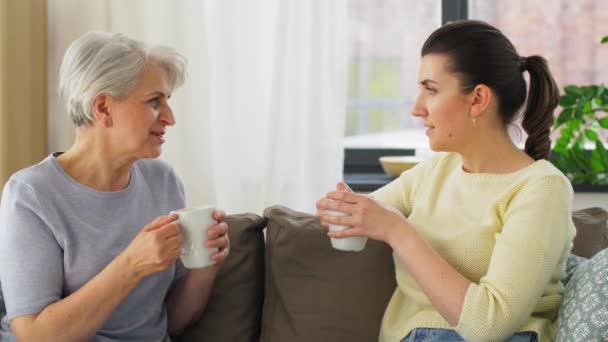 Senior moeder en volwassen dochter drinken koffie — Stockvideo