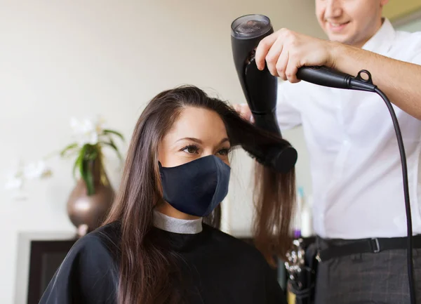 Glückliche Frau mit Stylist macht Frisur im Salon — Stockfoto