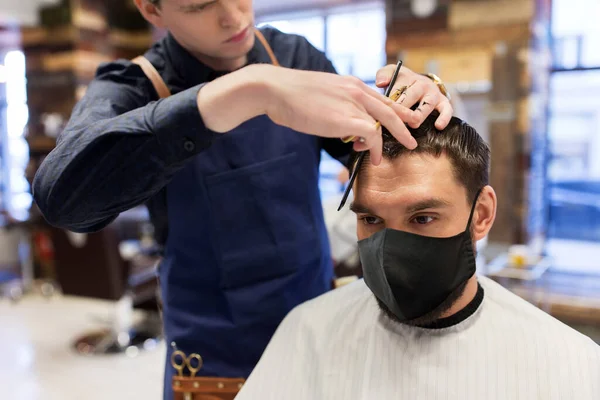 Man och frisör klippa hår i frisör — Stockfoto