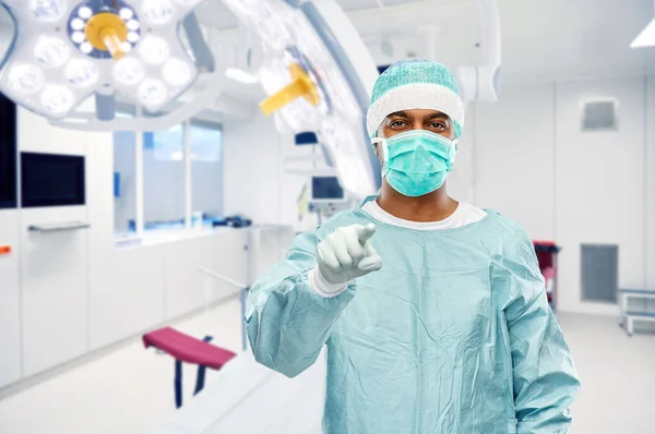 Indiano medico o chirurgo sopra la sala operatoria — Foto Stock