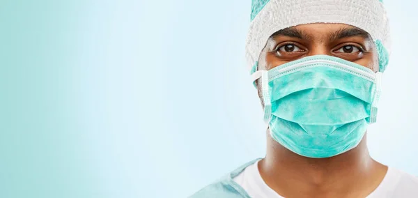 Индийский врач или хирург в защитной одежде — стоковое фото
