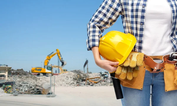 Kvinna eller byggare med hjälm och arbetsredskap — Stockfoto