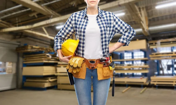 Kvinnlig arbetare med hjälm och verktyg på fabriken — Stockfoto