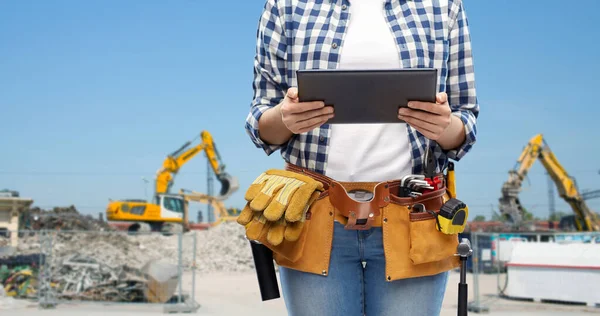 Vrouw of bouwer met tablet pc en werktuigen — Stockfoto