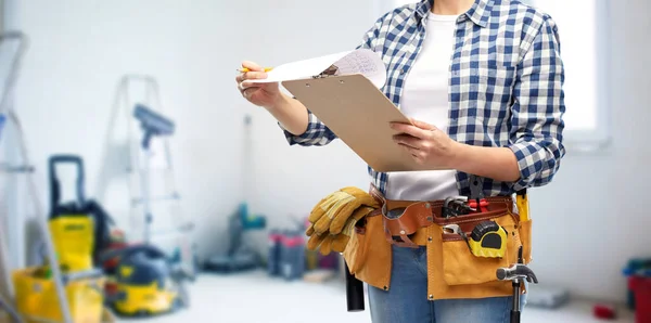 Mujer con portapapeles, lápiz y herramientas de trabajo —  Fotos de Stock