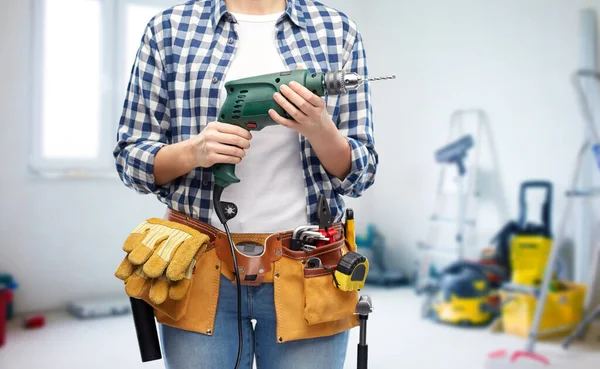 Mulher ou construtor com broca e ferramentas de trabalho — Fotografia de Stock