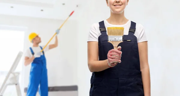 Close up of painter or builder with paint brush — Stock Photo, Image