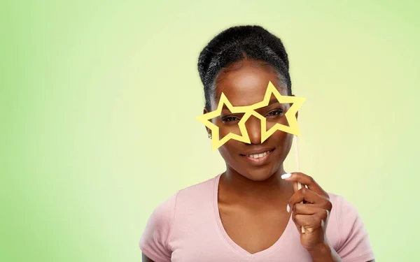 Africká americká žena s brýlemi ve tvaru hvězdy — Stock fotografie