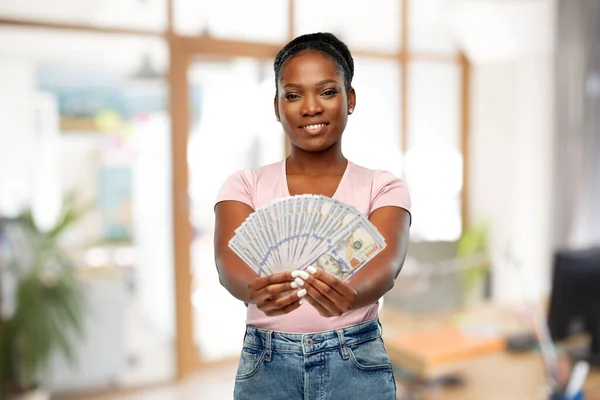 Mujer afroamericana feliz con el dinero del dólar — Foto de Stock