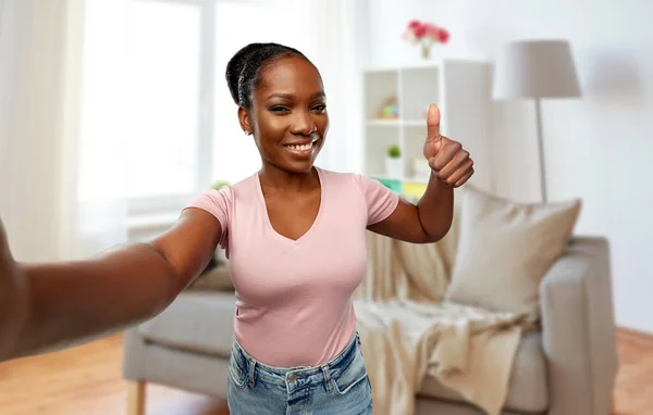 Africký žena přičemž selfie a ukazující palce nahoru — Stock fotografie