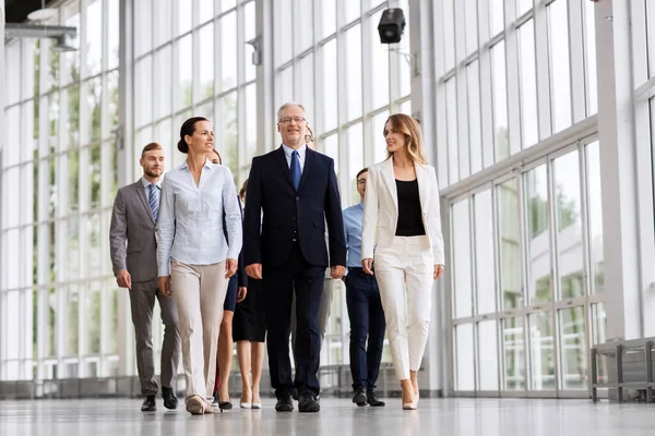 Uomini d'affari a piedi lungo edificio per uffici — Foto Stock