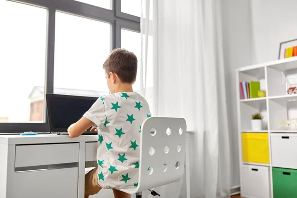 Student boy typing on laptop computer at home — Stock Photo, Image